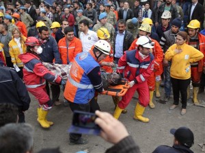 Rescatistas llevan el cuerpo de un minero muerto tras la explosión de una mina en Turquía (AP)
