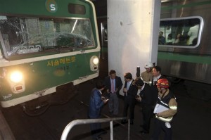 Colisión entre dos trenes en la estación del metro de Sangwangshipri en Seúl (AP)