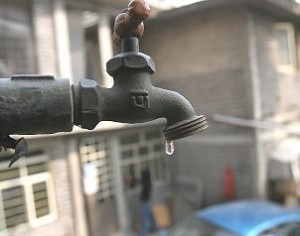 Residentes de Los Prados en Santiago demandan agua potable