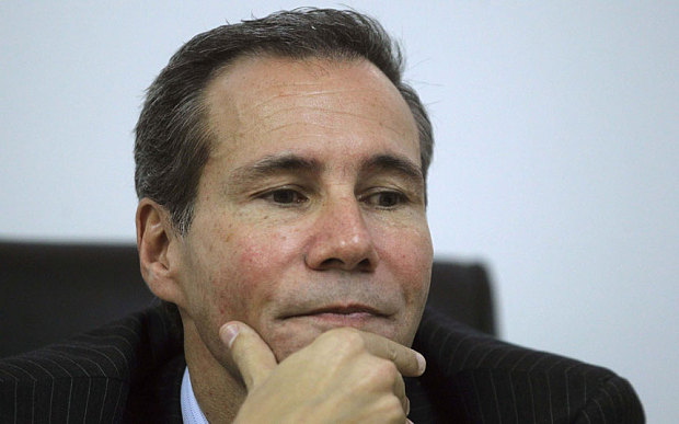 La justicia argentina resolvió el lunes que el fuero federal investigue la muerte del fiscal, Alberto Nisman, lo que implica admitir la hipótesis de homicidio
