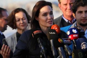 Jolie inaugura centro contra violencia a la mujer