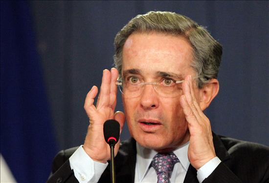 Universidad española anula entrega de medalla a Álvaro Uribe