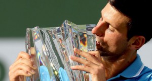 El serbio Novak Djokovic posa con el trofeo de Indian Wells después de vencer en la final al suizo Novak Djokovic.Matthew Stockman/Getty Images/AFP