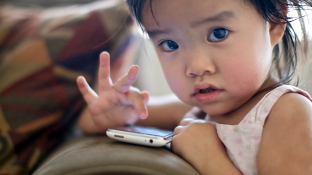 Alerta: Bebés que juegan con smartphones y tabletas