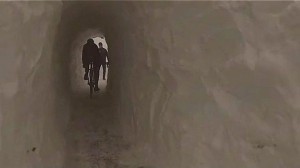 Ari Goldberger y Shadron Davis abrieron un túnel en la nieve que pronto se conviritó en una atracción turística para los ciclistas de Boston