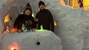 Chris Haynes invitó a sus amigos y vecinos a pasar por el bar que modeló en la nieve BBC Mundo
