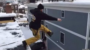 El alcalde de la ciudad ha advertido a los ciudadanos saltar a la nieve desde la alturas