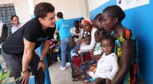 Orlando Bloom visita comunidades afectadas por el ébola