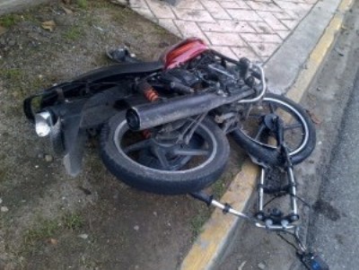 Dos hermanos mueren al impactar motocicleta con un tractor en Cotuí