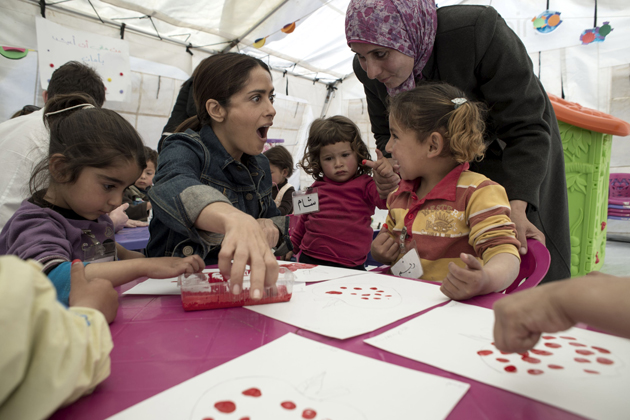 Salma Hayek visitó refugios de sirios en el Líbano