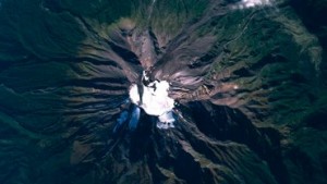     La Fuerza Aérea de Chile publicó dos imágenes en las que se puede ver el volcán previo a la erupción (esta imagen) y luego la nube que se desplaza a través del cielo patagónico rumbo a las provincias argentinas de Neuquén y Río Negro. Crédito: FACH 1 de 5
