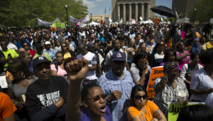 Miles de personas marchan en Baltimore tras imputación contra policías implicados en muerte de Freddie Gray