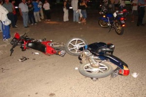 Dos jóvenes fallecen al chocar motocicletas de frente