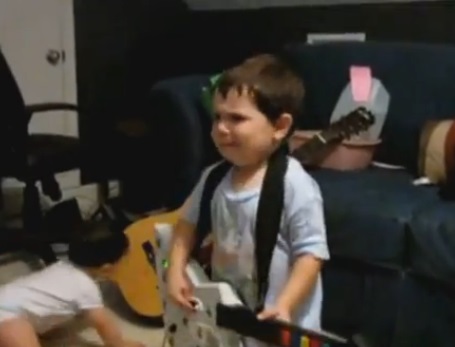Tiene dos años y “toca” la guitarra al ritmo de “Rage Against the Machine”