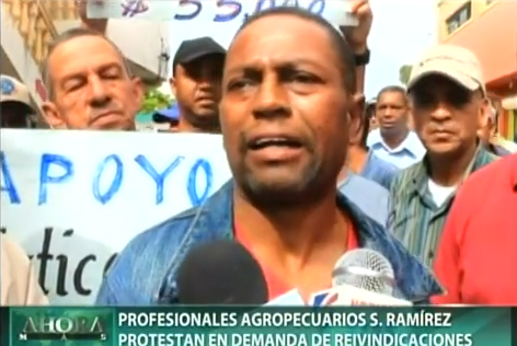 Profesionales agropecuarios Sánchez Ramírez protestan en demanda de reivindicaciones