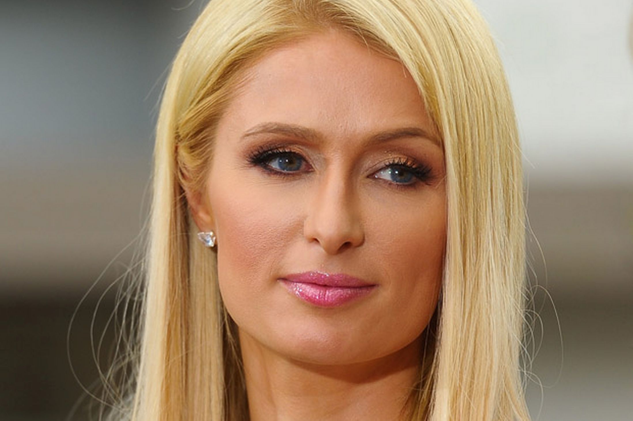 "El peor vuelo de tu vida" nivel brutal: Paris Hilton casi muere de un paro cardiaco