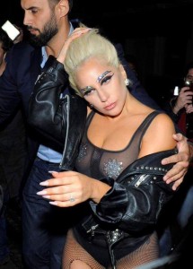 Lady Gaga mostró casi todo en fiesta de gala post concierto en Londres