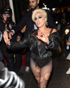 Lady Gaga mostró casi todo en fiesta de gala post concierto en Londres2