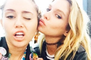 Miley Cyrus sale con modelo de Victoria’s Secret