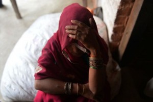 Hombres que violaron estudiante india vuelven a agredirla