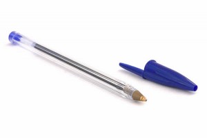 ¿Por qué los bolígrafos tienen un orificio en el tapón?