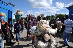 Haití amenaza con boicotear mercado fronterizo también el lunes