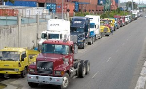 Camioneros SDE protestan en demanda de pago obra Juan Bosch