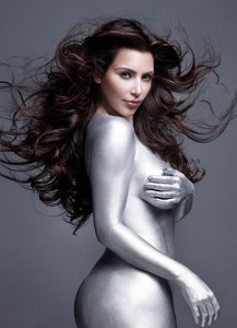 Kim Kardashian posó bañada en plata y desnuda
