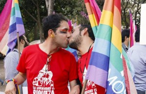 Parejas se casan simbólicamente en Paraguay por el matrimonio igualitario