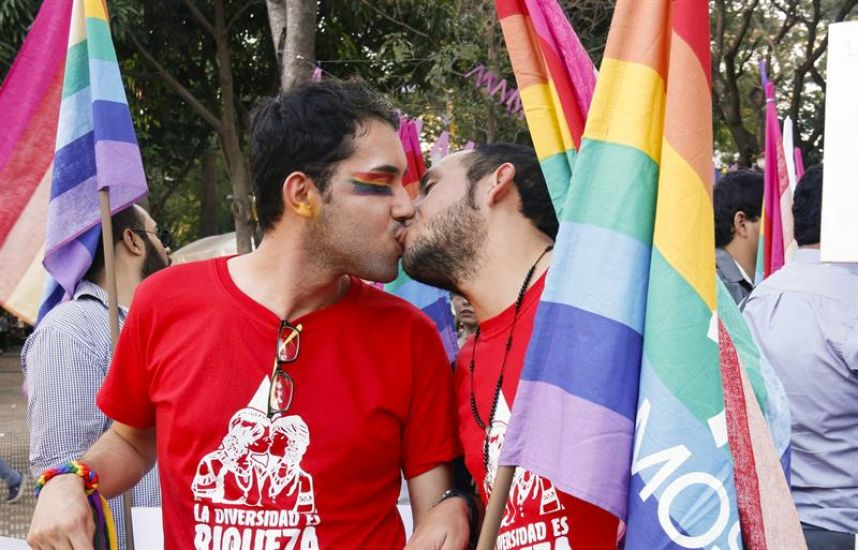 Parejas se casan simbólicamente en Paraguay por el matrimonio igualitario