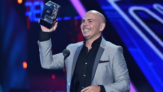 Pitbull le dirige un controvertido mensaje a Donald Trump en Premios Juventud