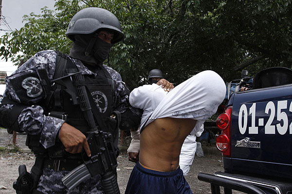 Policía salvadoreña mata tres pandilleros en supuestos intercambios de disparos