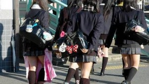 Un colegio prohíbe a sus alumnas llevar minifaldas porque distraen a los profesores