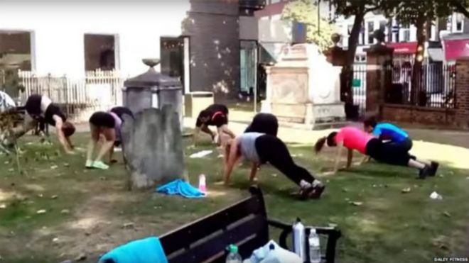 ¿Puede justificarse hacer ejercicios en un cementerio?