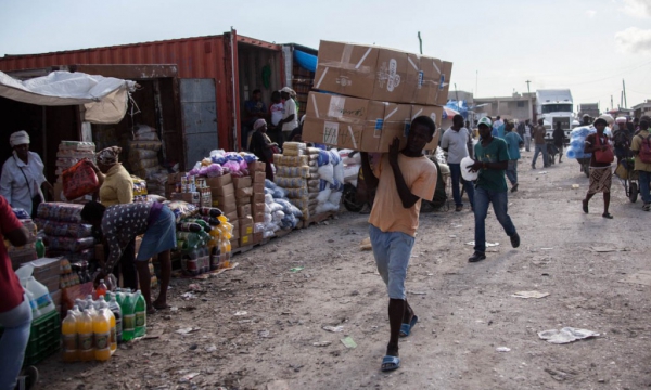 Vendedores de mercado informal en Haití se quejan por la crisis económica