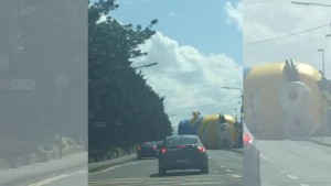 Un minion gigante causa un accidente de tránsito en Irlanda 