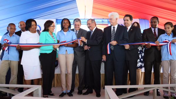 Presidente Medina entrega dos centros educativos en la comunidad Palo Blanco, Baní
