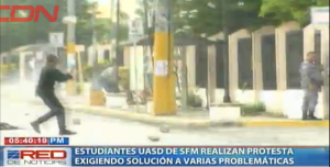   Estudiantes UASD de SFM realizan protesta  exigiendo solución a varias problemáticas 