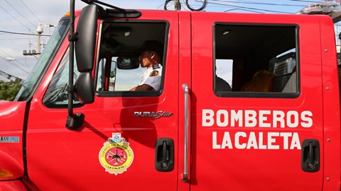 Rayo impacta tres personas en La Caleta de Boca Chica