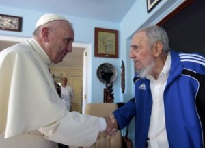 El papa Francisco y Fidel Castro se estrechan la mano en la casa del expresidente cubano en La Habana, este domingo. / ALEX CASTRO (AP)