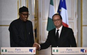 AFP/AFP - El presidente de Nigeria, Muhamadu Buharu (izqda), posa junto a su homólogo francés, François Hollande, durante su primer día de visita oficial en París, el 14 de septiembre de 2015