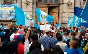 Guatemaltecos celebran el retiro de inmunidad de Otto Pérez Molina