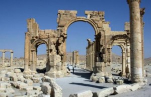 EI mata a tres y destruye otros monumentos históricos en Palmira