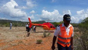Aterriza de emergencia helicóptero cerca de carretera Pedernales- Oviedo