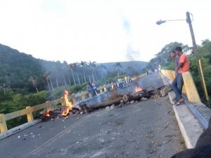 Moradores de Las Yayas queman neumáticos en tramo carretera Azua- San Juan