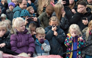 Polémica: zoológico danés disecciona a león frente a decenas de niños