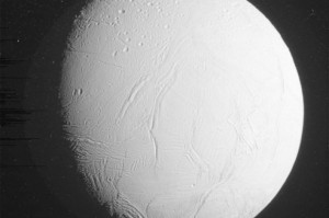 NASA revela fotos cercanas de luna de Saturno