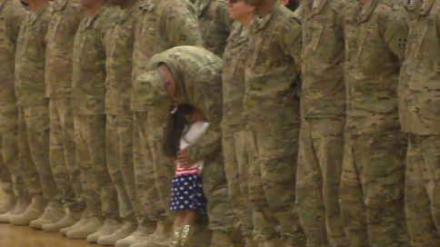 Emotivo regreso a casa: niña interrumpió la ceremonia de la Armada para abrazar a su papá