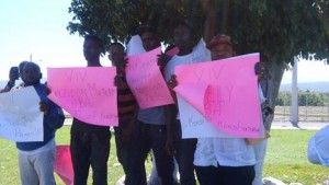 Grupo de haitianos demanda pasaportes sellados ante reunión de presidentes RD y Haití