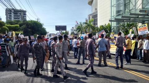 Trabajadores protestan frente al CNSS contra cierre del IDSS